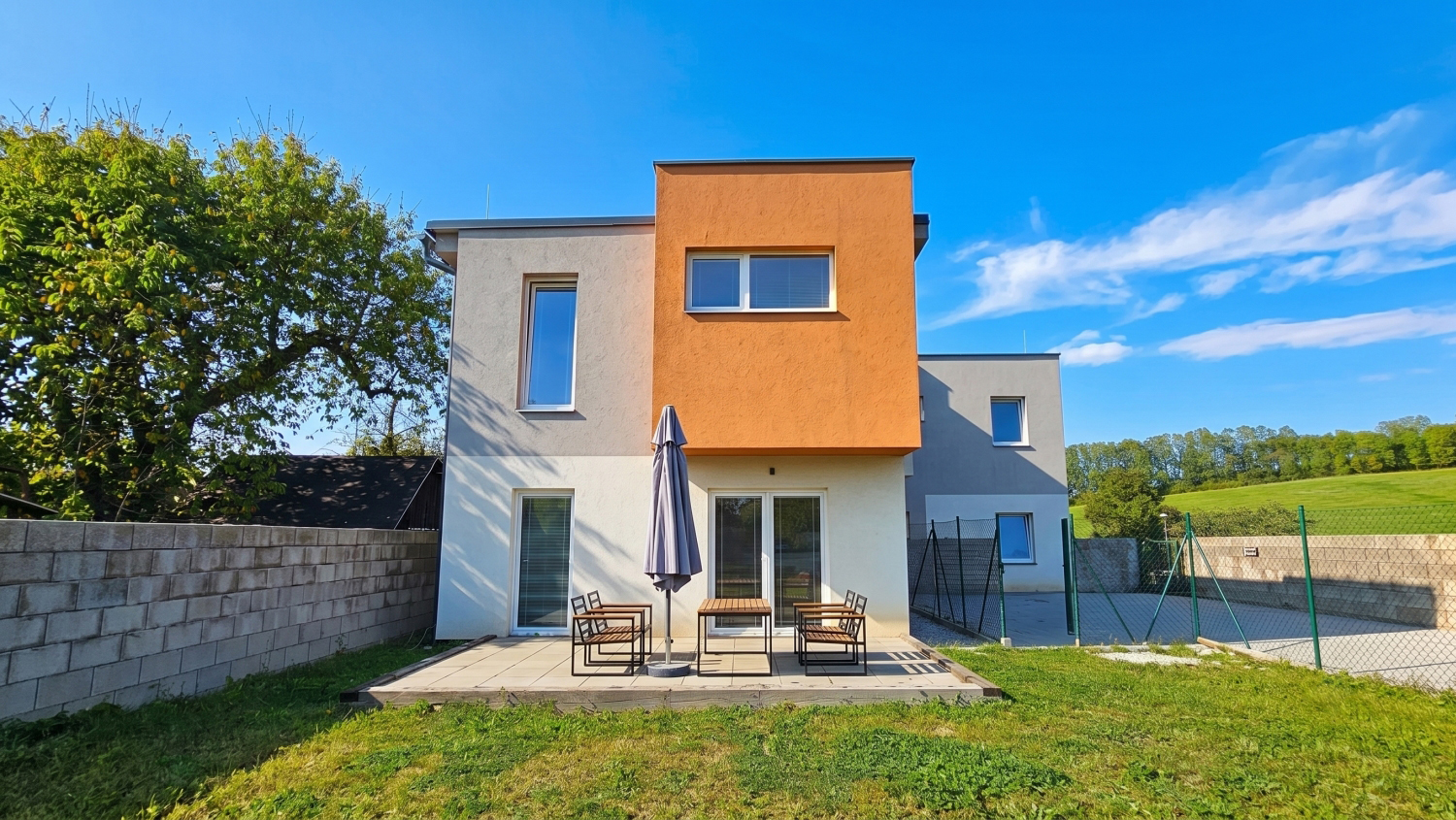 4 izby, 2 kúpeľne, terasa v záhrade: zariadený rodinný dom, Žilina - Trnové, Cena: 299.900€