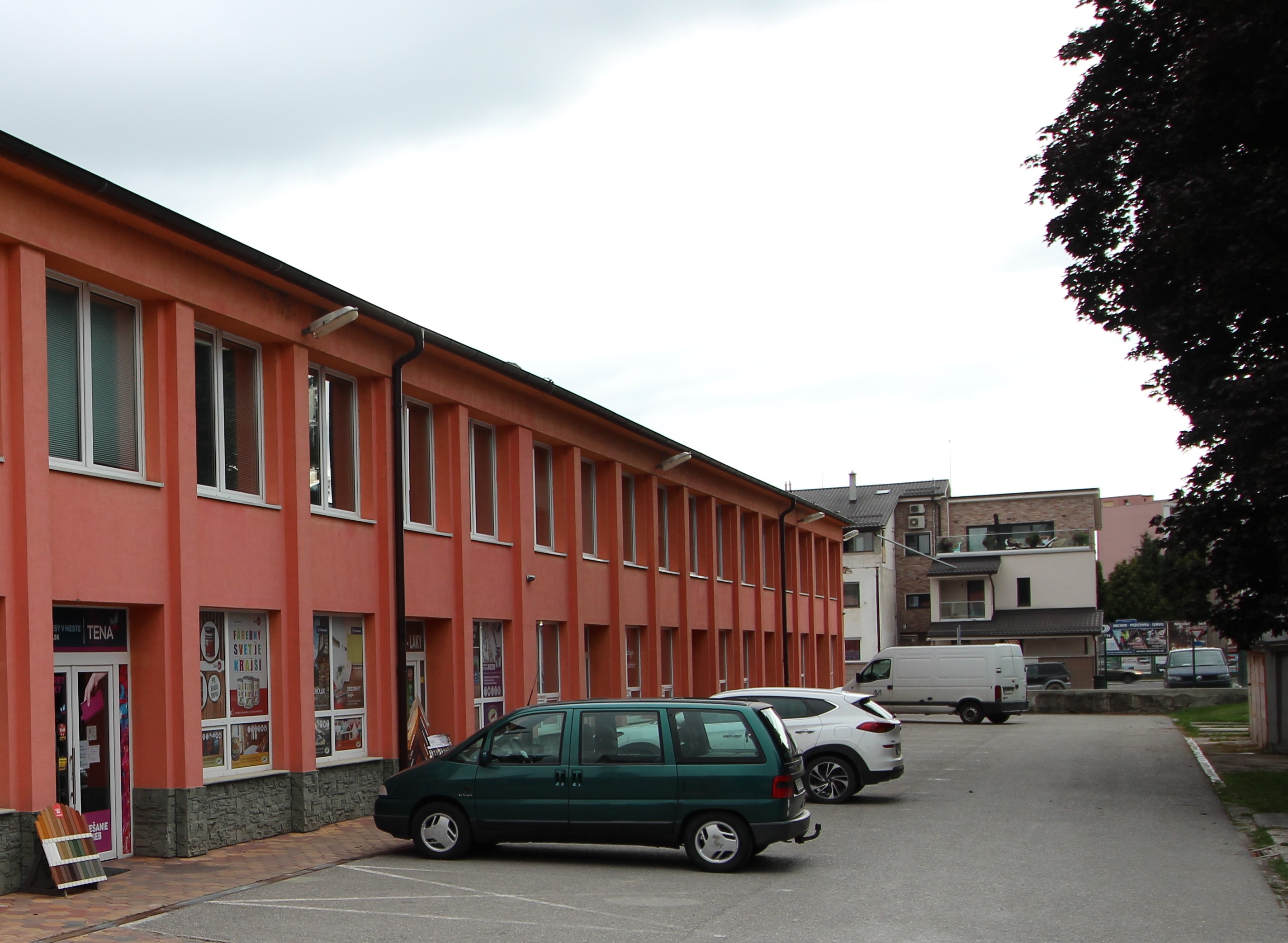 PRENÁJOM: OBCHODNÝ PRIESTOR, 4 parkovacie miesta - centrum mesta Pov. Bystrica