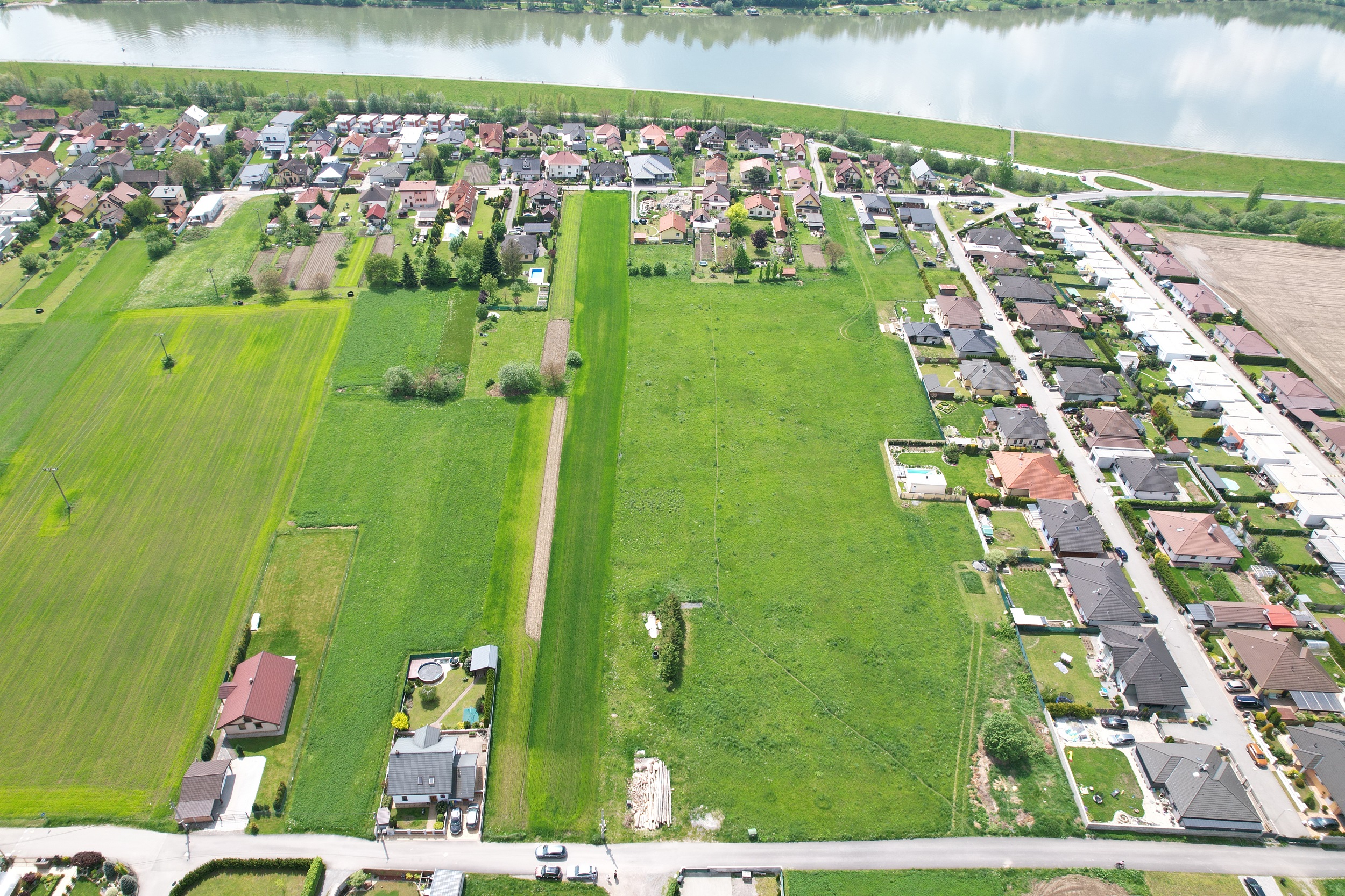 Stavebný pozemok, obec Mojš, rozloha 771 m2, cena 92.900 eur