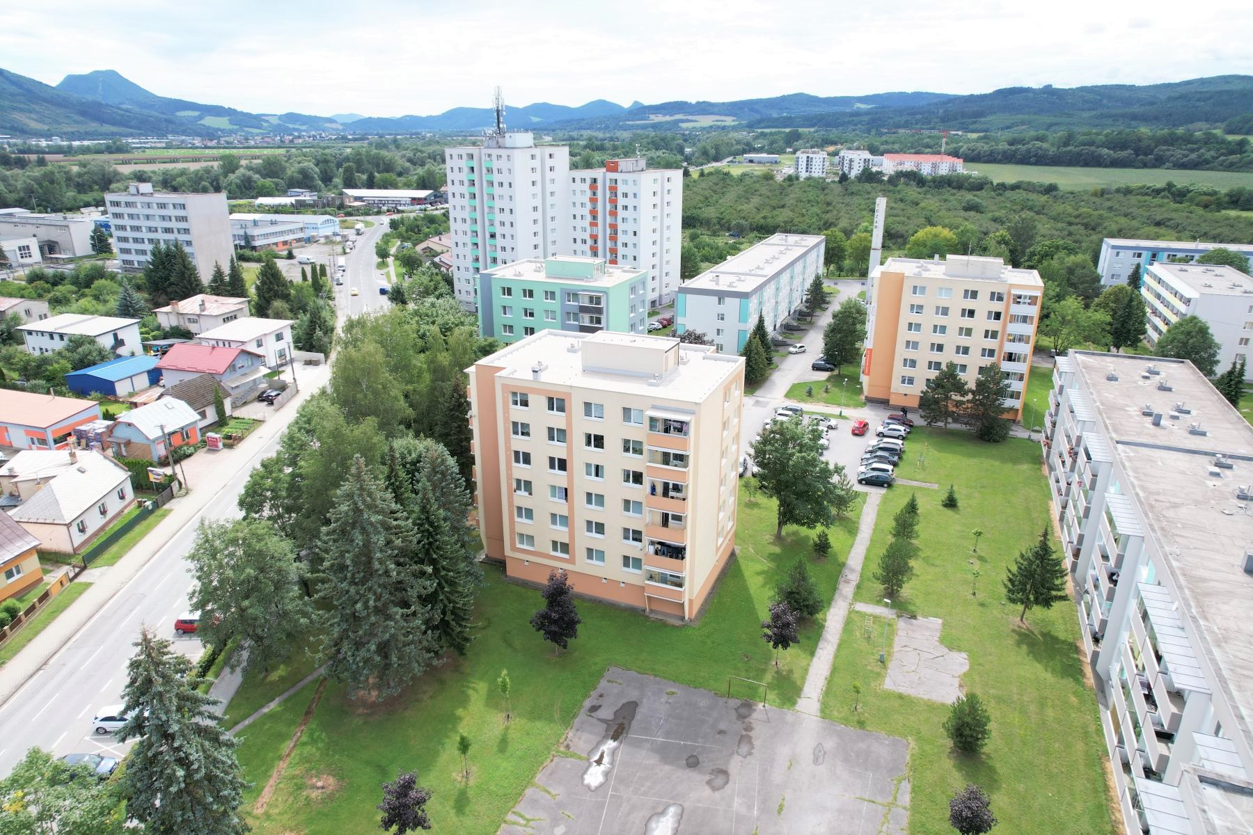 Veľký 3-izbový byt blízko centra, 84 m2, Bytča 