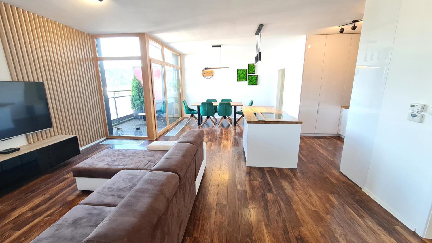 EXKLUZÍVNE pre náročných! 3-izbový byt, loggia s výhľadmi, garážové parkovanie, prenájom, Žilina – Vlčince - Europalace, Cena: 1.000 €/mesiac