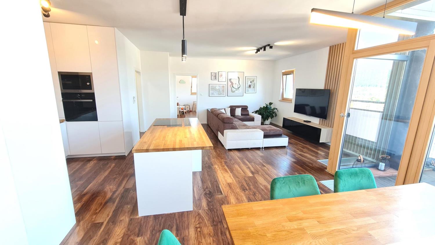 EXKLUZÍVNE pre náročných! 3-izbový byt, loggia s výhľadmi, garážové parkovanie, predaj, Žilina – Vlčince - Europalace, Cena: 309.000 €