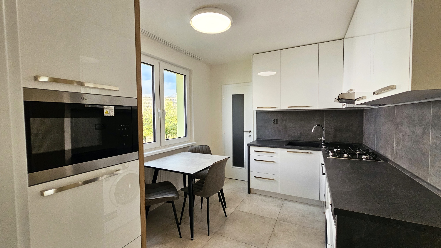 EXKLUZÍVNE! Zariadený zrekonštruovaný 3-izbový byt s balkónom, výborná lokalita, prenájom, Žilina – Vlčince IV, Cena: 750 €/mesiac