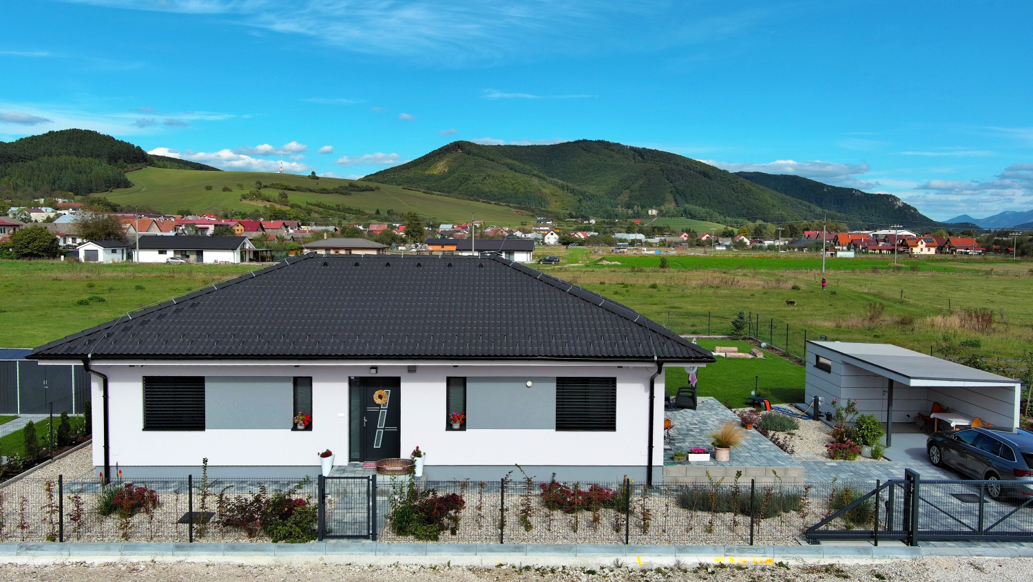 EXKLUZÍVNE! Idylický, úplne dokončený a zariadený 4-izbový rodinný dom, slnečný pozemok, predaj, Zbyňov, Cena: 355.000 €