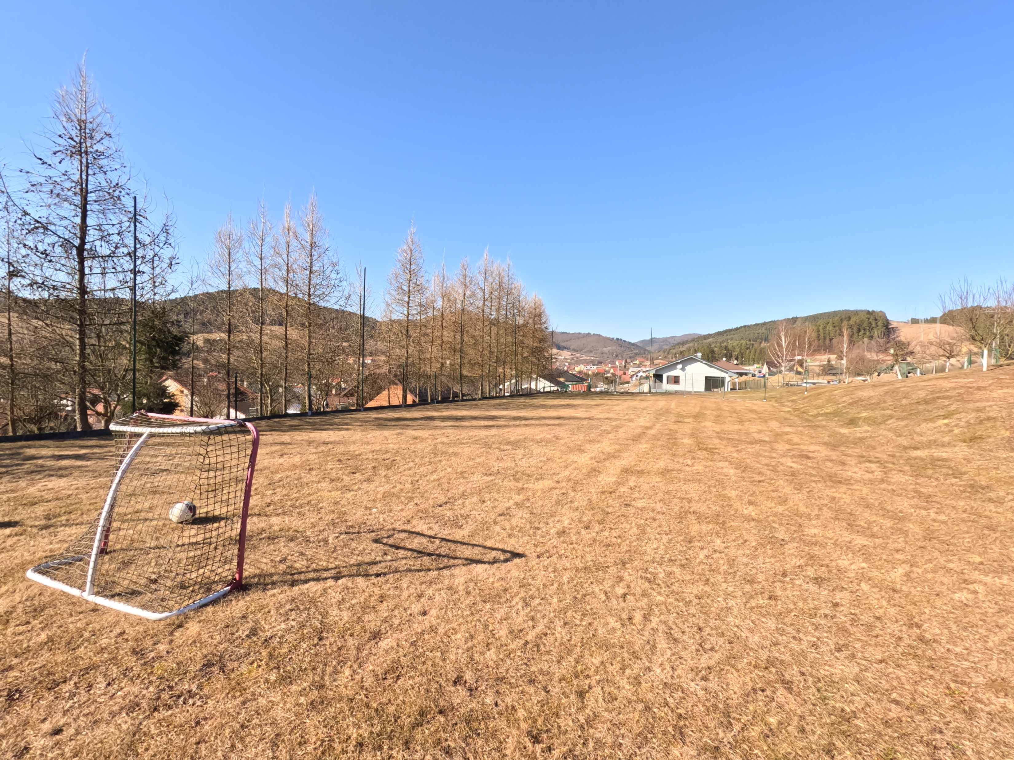 Unikátna ponuka – rodinný dom s futbalovým ihriskom a veľkým pozemkom