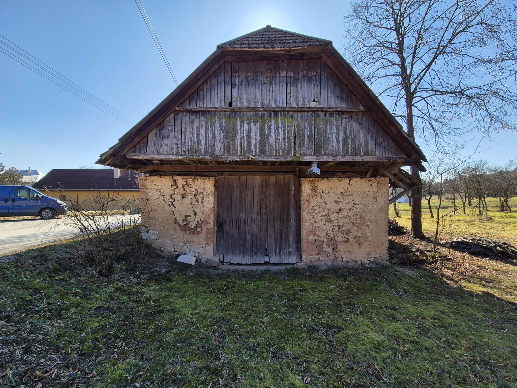 Slnečný pozemok so slivkovým sadom a hospodárskou budovou – Lubina, časť Hrabové. Cena: 24.000€