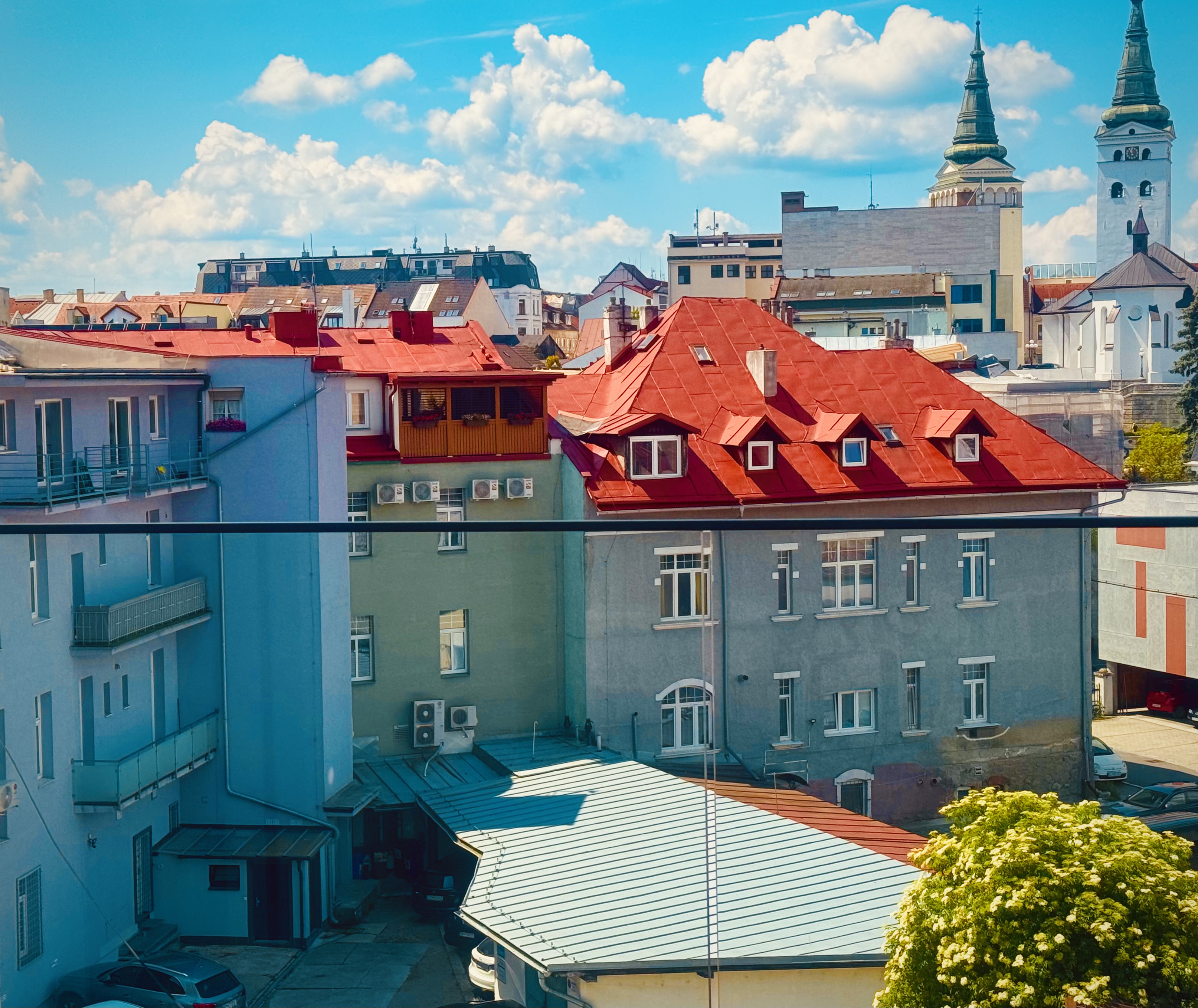 Prenájom exkluzívneho 2-izbového bytu v centre Žiliny s vlastým parkovaním a nadštandardnou terasou