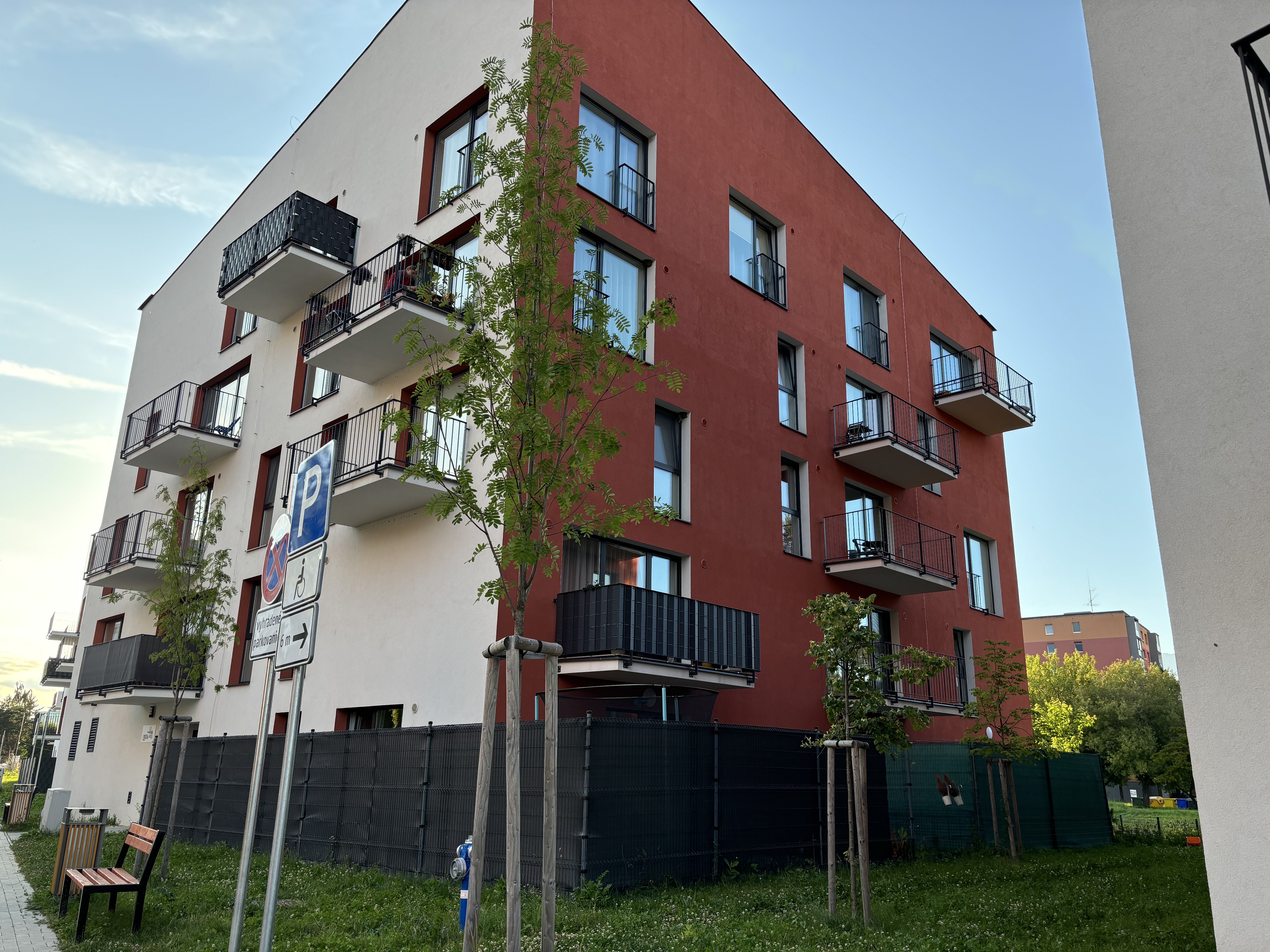 PREDAJ, 3 IZBOVÝ BYT S BALKÓNOM A PARKOVACÍM STÁTIM V NOVOSTAVBE, SVIT