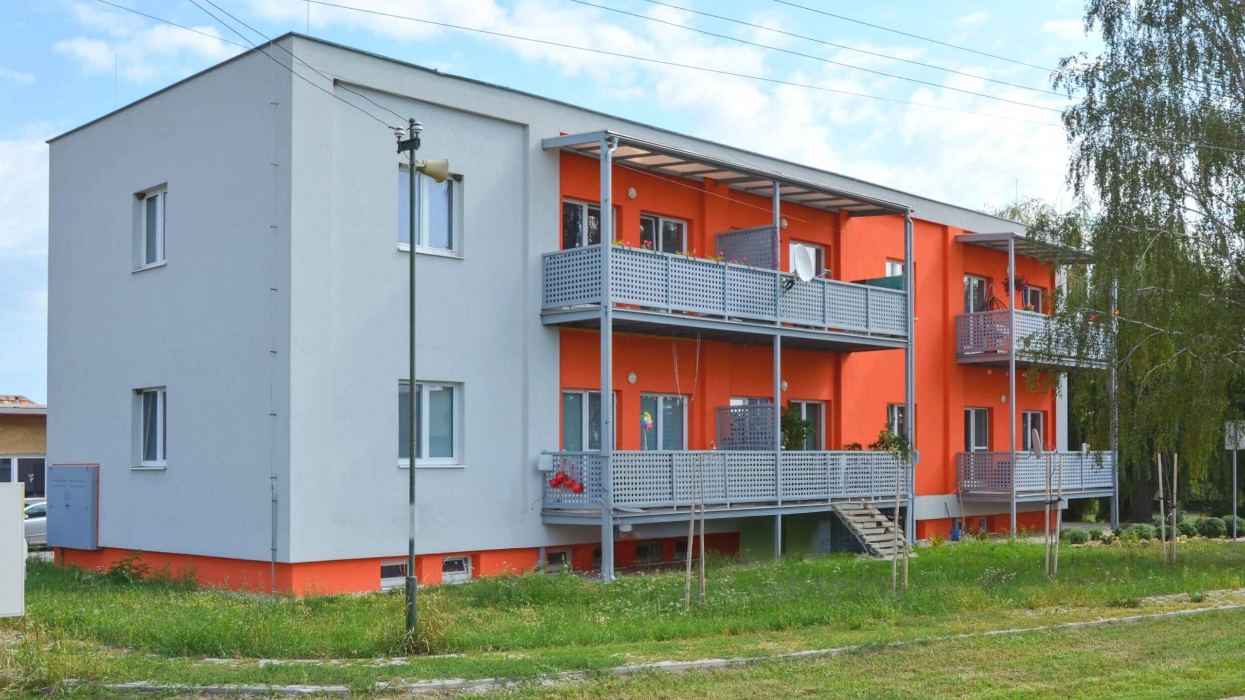 Zabehnutá investičná nehnuteľnosť – kompletne zrekonštruovaný bytový dom s prenajatými bytmi v obci Kuraľany