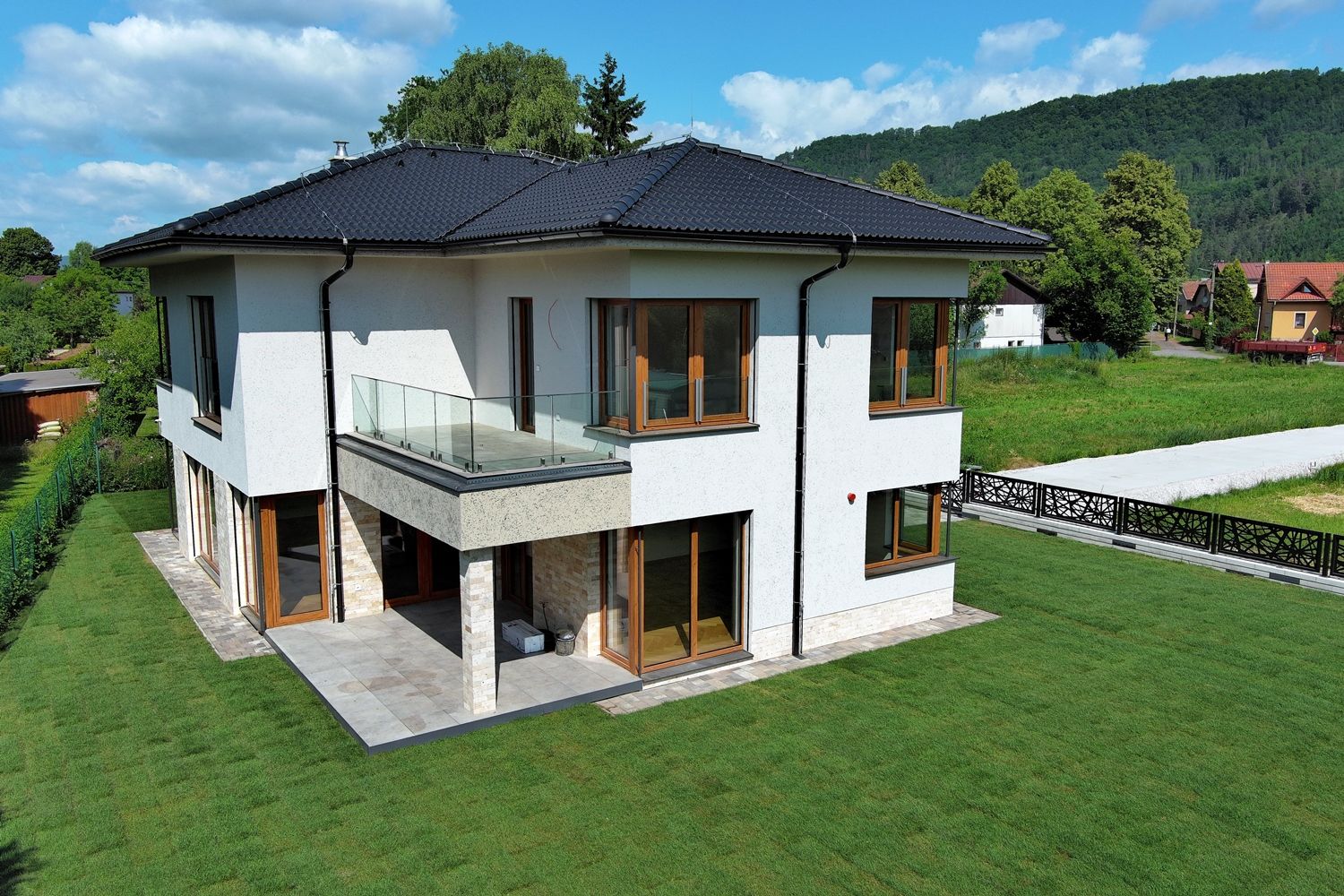 EXKLUZÍVNE! Luxusná 6-izbová rodinná vila, terasy, dvojgaráž, výborná lokalita, predaj, Teplička n. Váhom pri Žiline, Cena: 850.000 €
