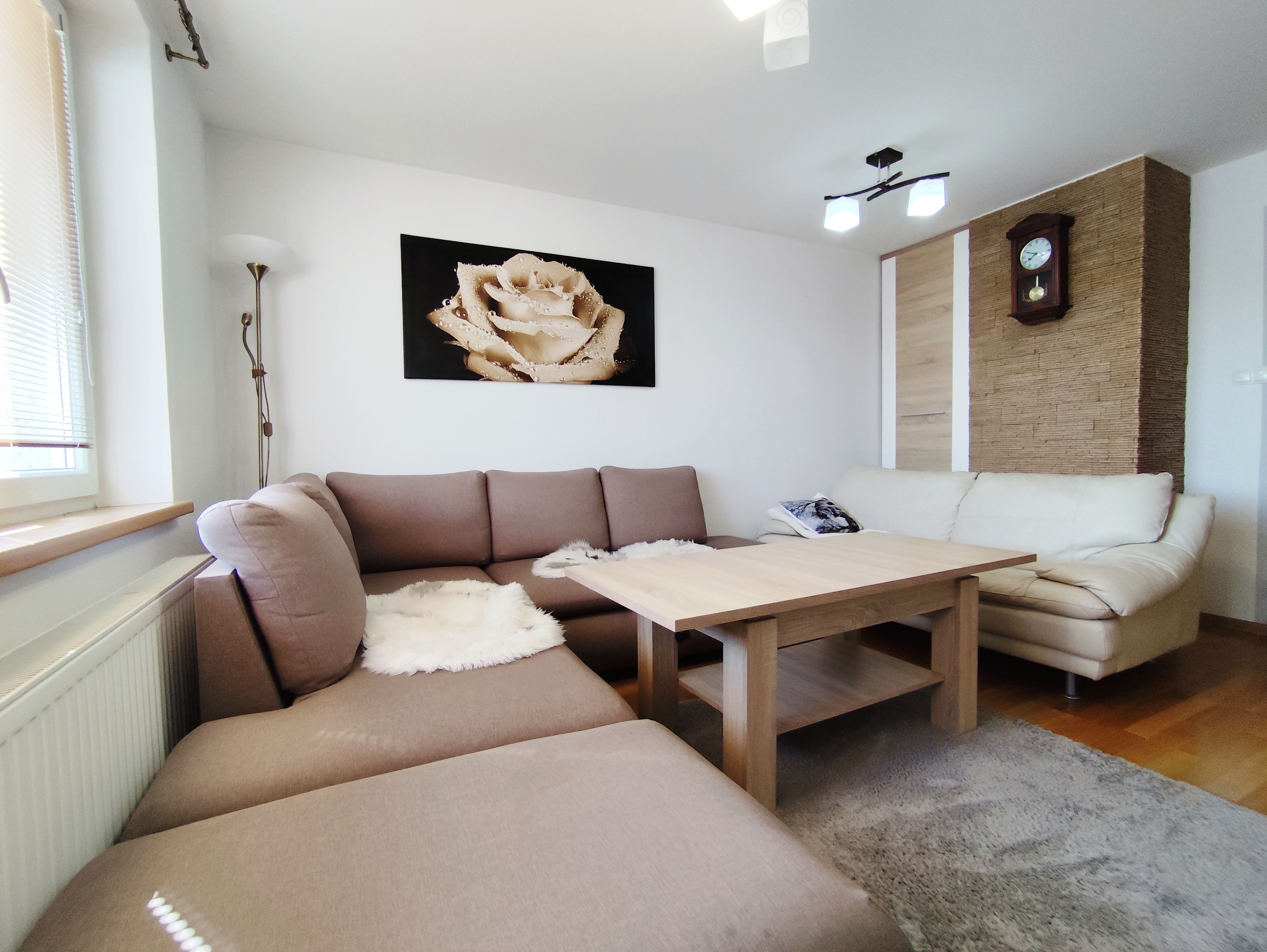 Veľkometrážny kompletne zrekonštruovaný a zariadený 3+1 - izbový byt