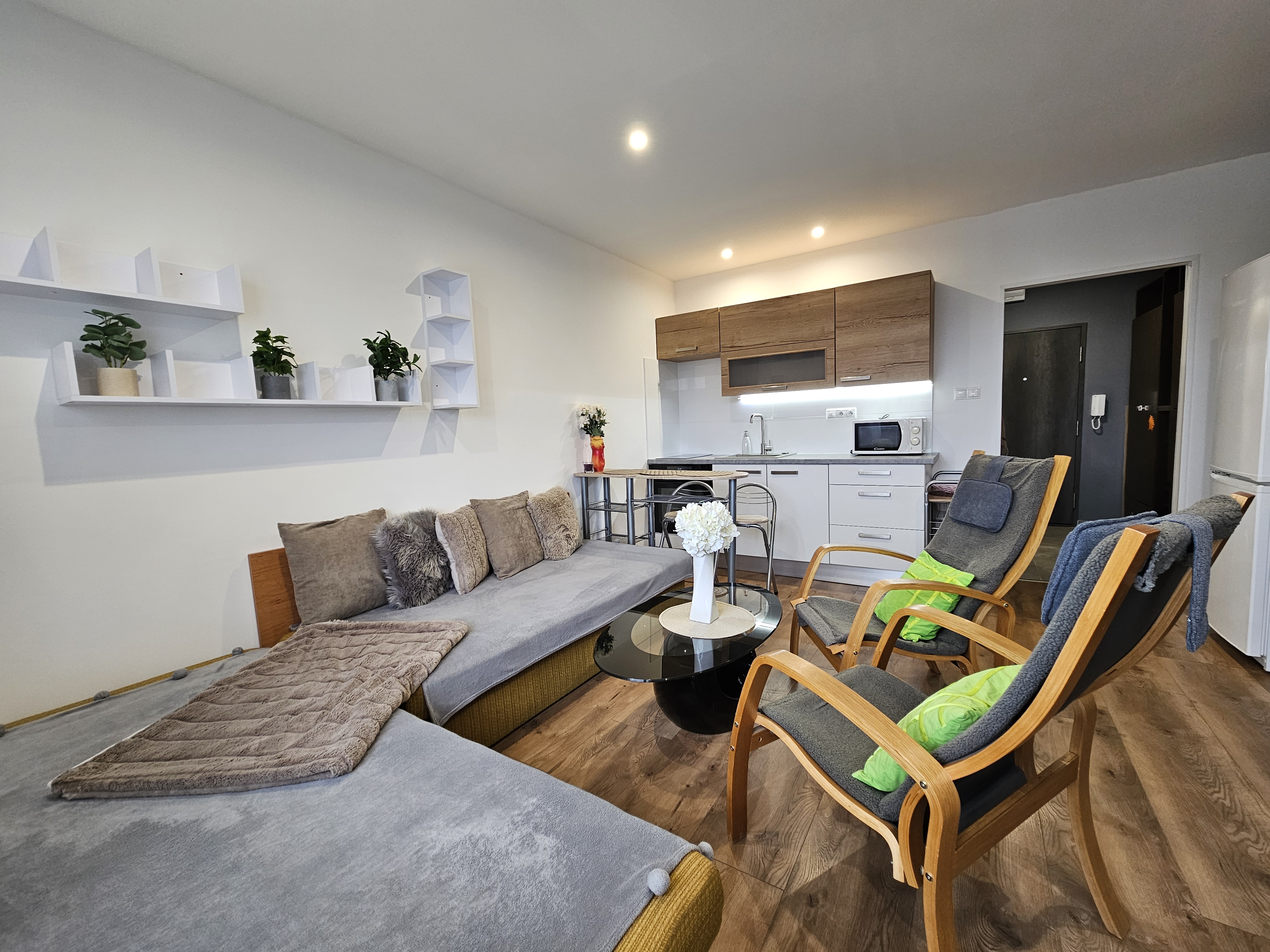 Priestranná garsónka s nádherným výhľadom na lesík (Hliny)