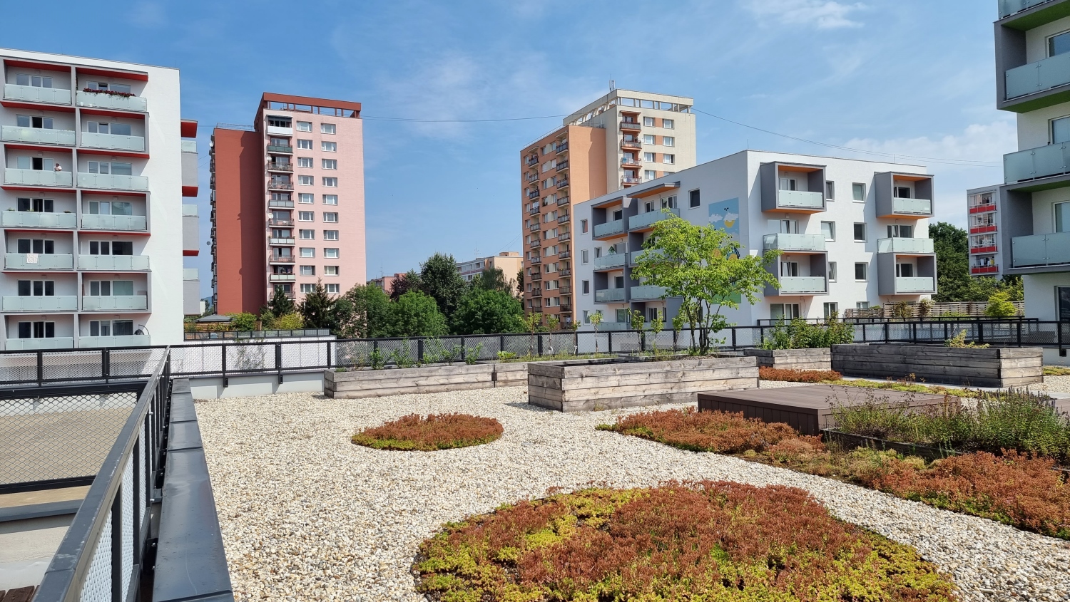 Terasa väčšia ako byt: zariadený 2-izbový byt s parkovaním, Žilina - Rudiny II, Cena: 790€ s energ/mes